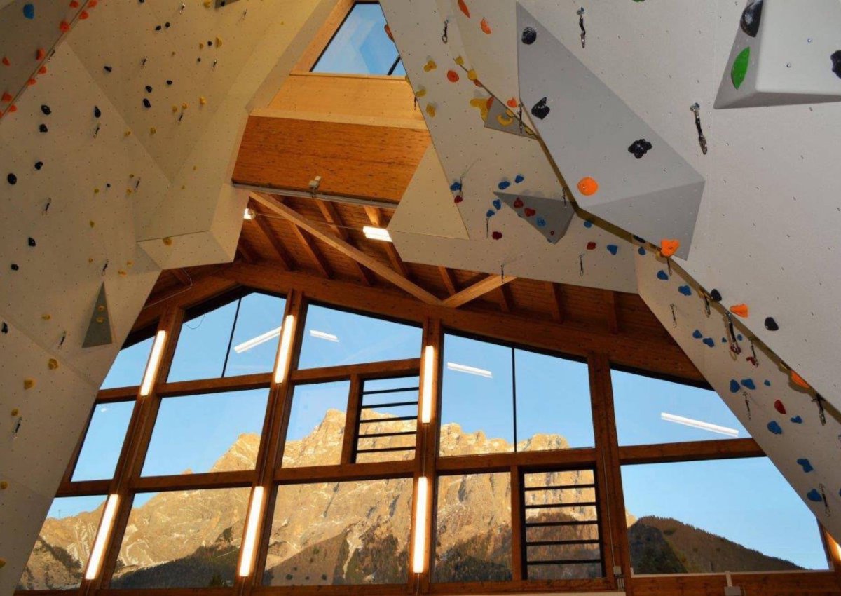 c_kletterhalle_ehrwald_innen_aussicht.jpg